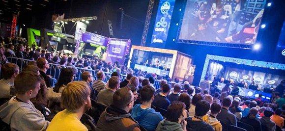 Facebook־�ڳ�Ϊ�羺ֱ����ͷ��