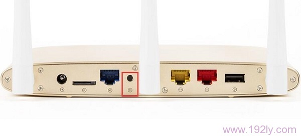 按住复位按钮,把极路由恢复出厂设置