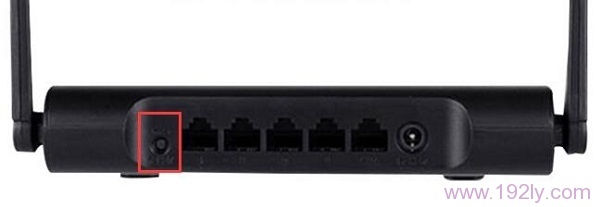 按住RESET按钮,把联想路由器恢复出厂设置