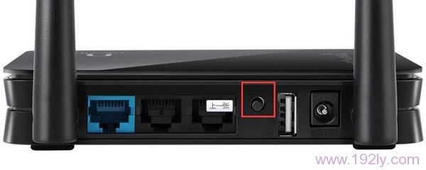 按住RESET按键,把newifi路由器恢复出厂设置