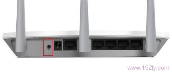 按住FWR310路由器上的REST按钮,恢复出厂设置
